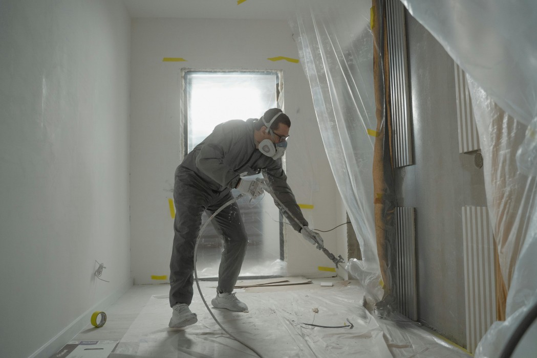 Ein lächelnder, professioneller Handwerker von HM Sanierung zeigt den Daumen nach oben.